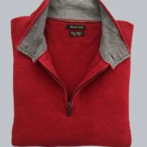 Röd half zip  - Snygg röd stickad tröja från Hunter Club med grå insida på kragen och half zip-dragkedja. Tröjan har långärmad passform och är perfekt att bära över en skjorta. Materialet är mjukt och ger en chill och stilren vibe.