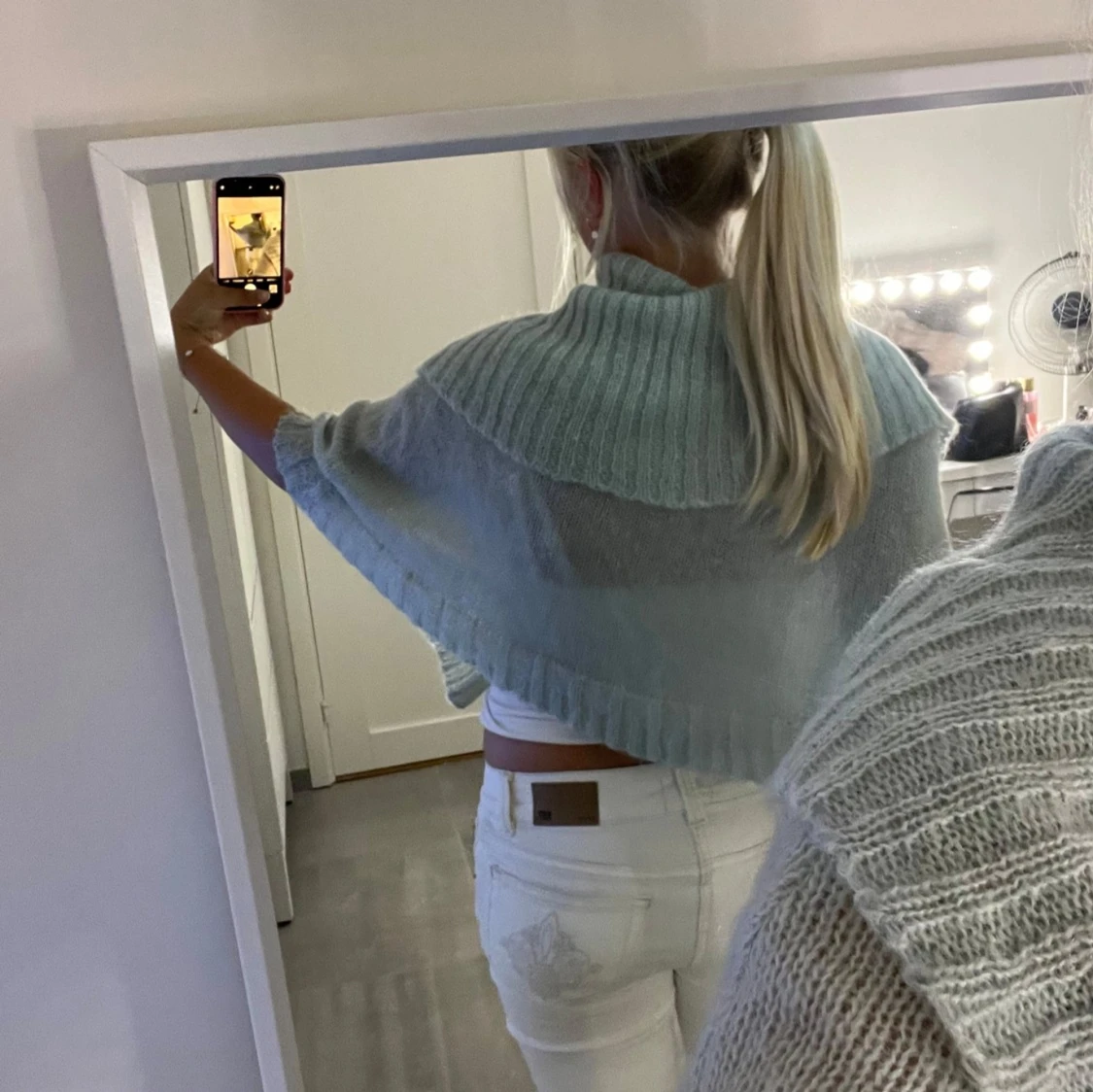 Ljusblå stickad kofta med pärldetalj - 91