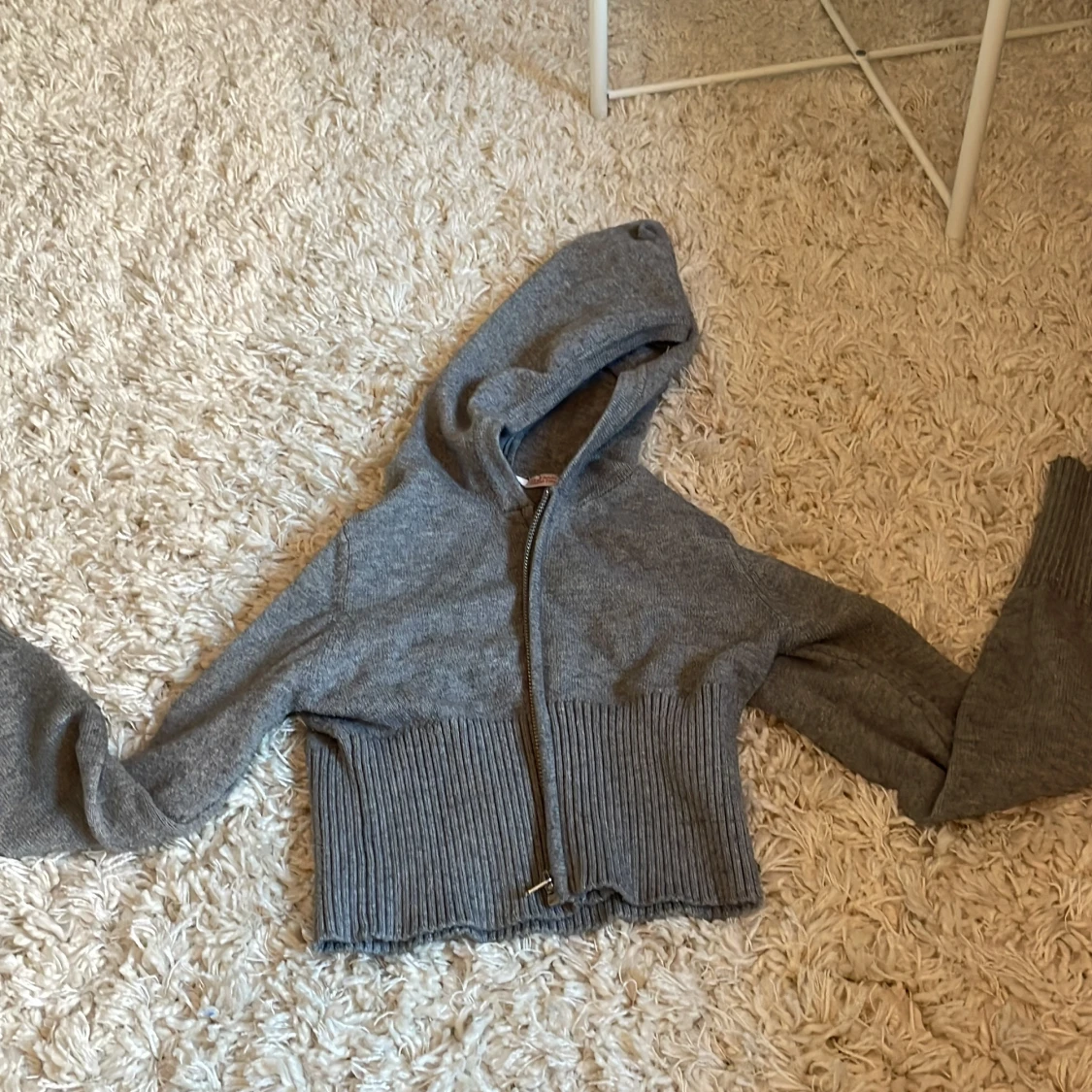 Grå croppad hoodie från Gina Tricot