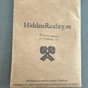 Seriemördaren på Highway 56 - Ett spännande mordmysterium för dig som gillar att lösa gåtor och utmana dina vänner. Perfekt för en kväll med skräck och spänning! Säljer då det bara går att spela en gång. 