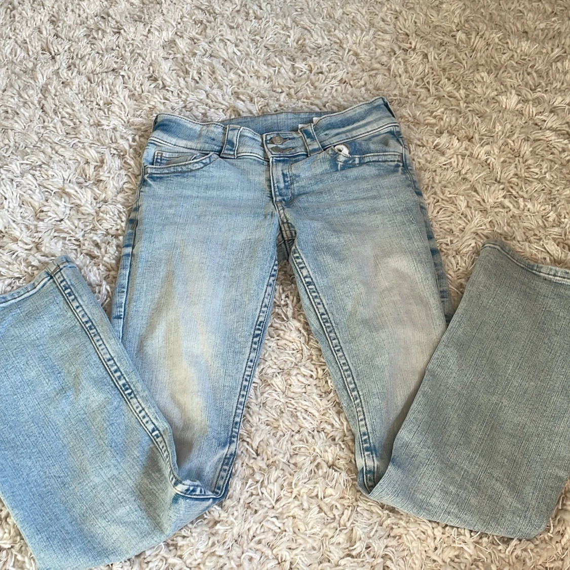 Bootcut jeans i ljusblå denim från H&M - 1