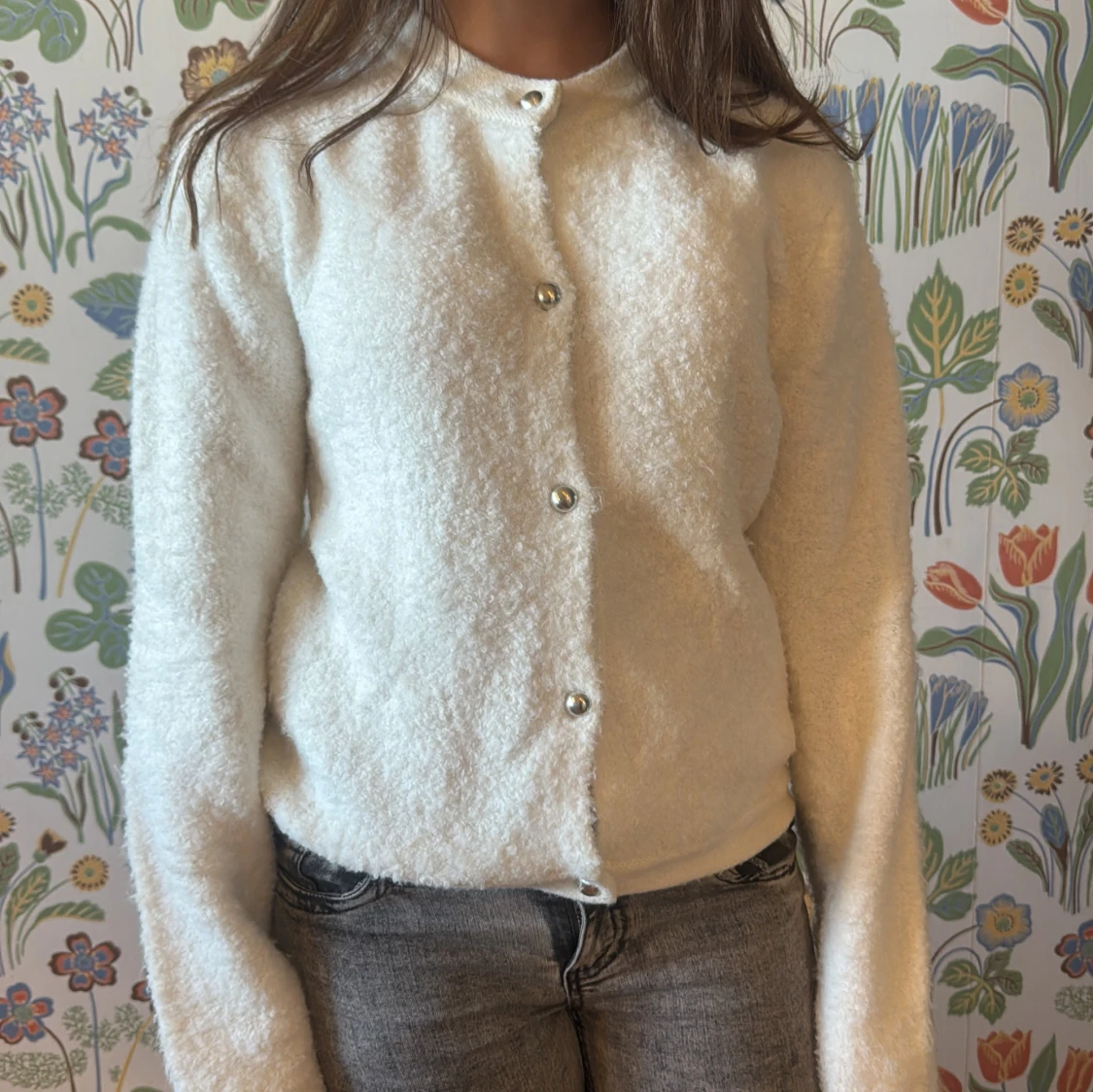 Vit fluffig kofta med silver knappar - 2