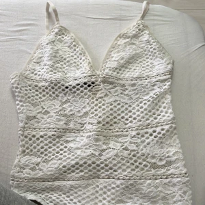 Vit spetströja med smala axelband - Bodysuit 