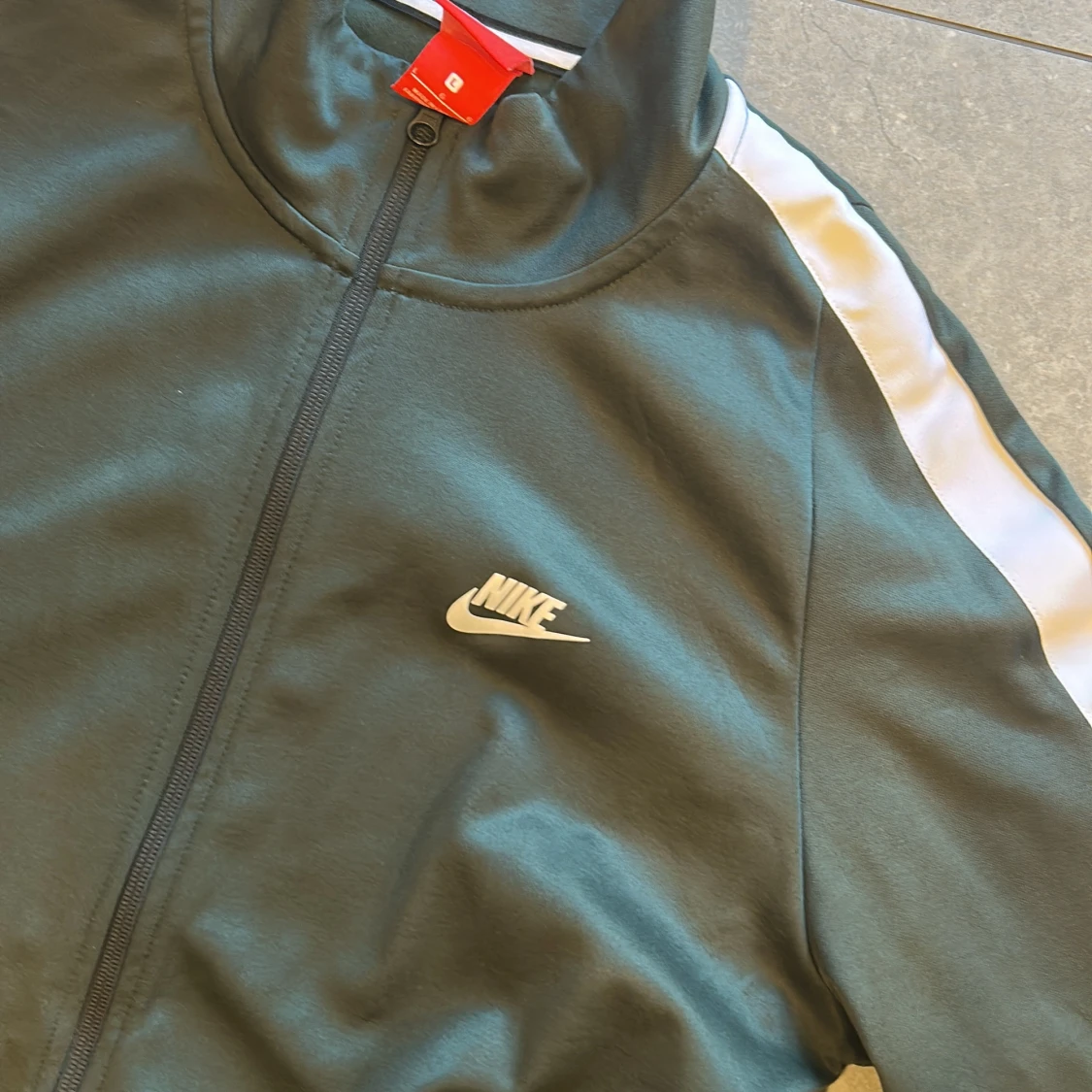 Svart Nike träningsväst med vita ränder - 4