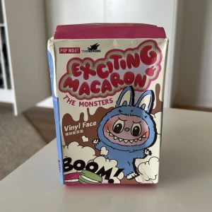 Labubu Exciting Macaron: The Monsters - Upptäck en färgglad och lekfull värld med Exciting Macaron: The Monsters! jag har öppnat boxen men labubu har jag inte sett än!  Söt design, roliga figurer och samlarvänliga karaktärer gör denna bok perfekt för dig som gillar unika och kreativa illustrationer. Perfekt för unga som vill ha något annorlunda och coolt i bokhyllan.