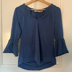 Blå blus från House of Lola - Jättesöt blå blus med trekvartärm ifrån house of lola. Aldrig använt sjölv men köpte den på sellpy. 