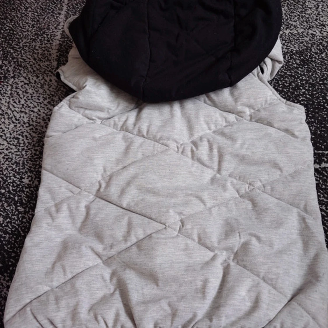 Ljusgrå quiltad dunväst med huva - 2