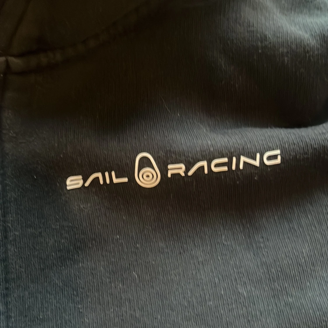 Svart hoodie från Sail Racing - 1
