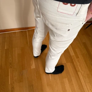 Dondup George - Trendigaste jeansen just nu! Säljer dessa mycket fina dondup jeansen i modellen george med snygga slitningar, storlek 32. Modellen är 186 cm läng. Bra skick! Nypris 3499.