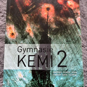 Gymnasie Kemi 2 - Perfekt för dig som pluggar kemi på gymnasiet! Den här boken täcker allt du behöver för Kemi 2-kursen, med tydliga förklaringar och inspirerande bilder. Passar både för att plugga inför prov och som stöd i klassrummet.