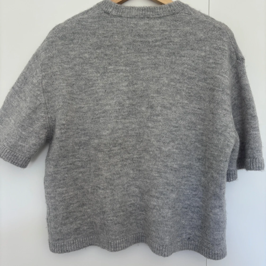 Grå stickad T-shirt  - 3