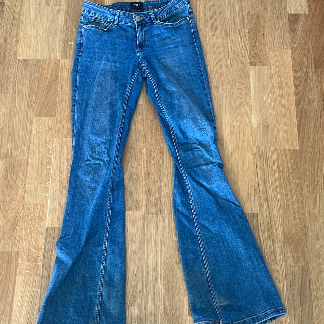Blå bootcut jeans från Vero Moda