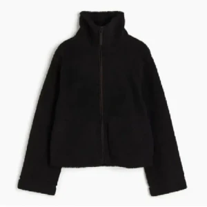 Jacka - säljer den gamla populära teddy jackan från h&m, inga skador eller hål finns, normal i storleken å finns en kvar på hemsidorna