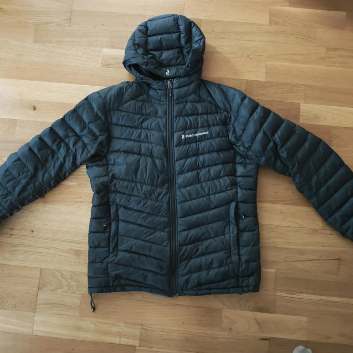 Svart peakperformance jacka