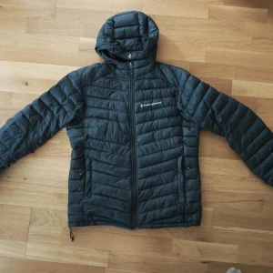 Svart peakperformance jacka  - Säljer just nu denna feta Peak Performance jackan, perfekt inför kommande höst/vinter. Den är köpt i en Peak butik och kostar runt 3000 ny. Den är i storlek L men passar även M. Vid frågor är det bara att skriva!