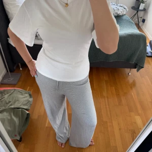 Figursydd T-shirt - En vit figursydd T-shirt från Zara🤍🤍aldrig använd 