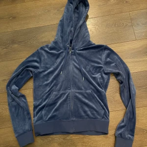 Blå hoodie Juicy Couture  - Mysig blå hoodie från Juicy Couture i storlek M men passar även mig som har storlek S i vanliga fall. Använd en gång, aldrig tvättad. 