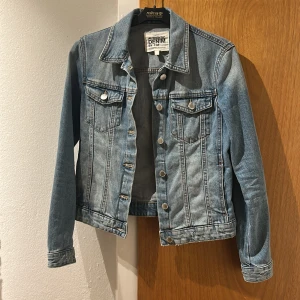 Ljusblå jeansjacka från Zara - Säljer en jättetrendig ljusblå jeansjacka från Zara❣️storlek xs men skulle också kunna vara xss🩷🩷väldigt bra skick då den bara andvänts ett fåtal gånger💕tryck gärna på föreslå pris!!