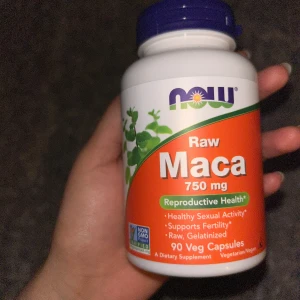 Raw Maca 750 mg - Raw Maca 750 mg är ett kosttillskott med 90 vegetabiliska kapslar. Perfekt för dig som vill boosta din hälsa, stödja fertilitet och sexuell aktivitet. Passar veganer och är Non-GMO-certifierad. Enkelt att ta med sig och använda i vardagen.