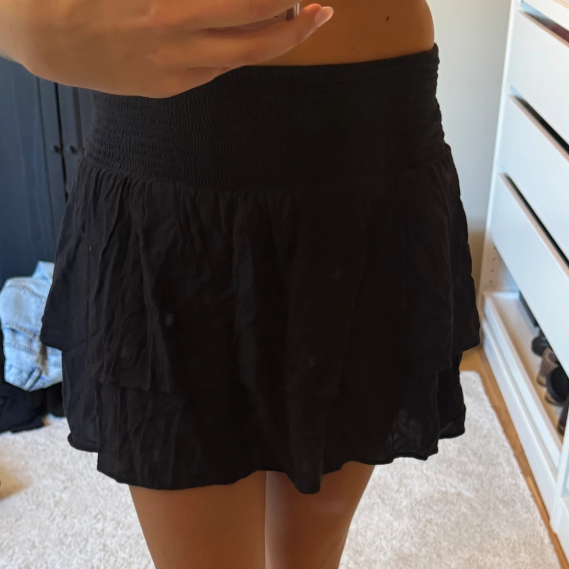 Svart volangkjol med resårmidja