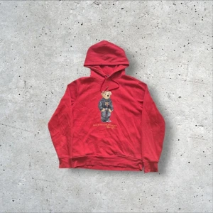 Polo Bear hoodie från Ralph Lauren - Skit skön Ralph lauren hoodie som knappt är använd. Om du har några frågor är det bara att skriva!