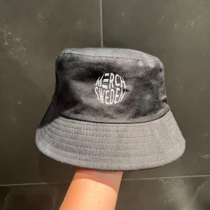 Bucket hat - Säljer nu en svart bucket hat från Merchsweden. Storlek one size. Skick 10/10 använd en gång. Vid  fler frågor eller funderingar tveka inte att höra av dig. Priset kan diskuteras!