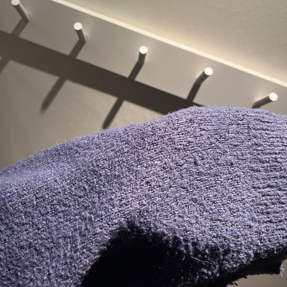 Mörkblå stickad tröja - 1