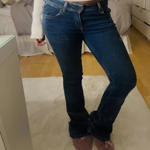 Lågmidjade bootcut jeans från pepe jeans - Snygga mörkblå jeans från pepe jeans med klassisk femficksdesign och bootcut-ben. Jeansen har en låg midja. Motsvarar storlek S. Så snygga. Lite defekter längst ned vid fötterna ( de är lite upptrampade, skriv privat för bilder)❤️