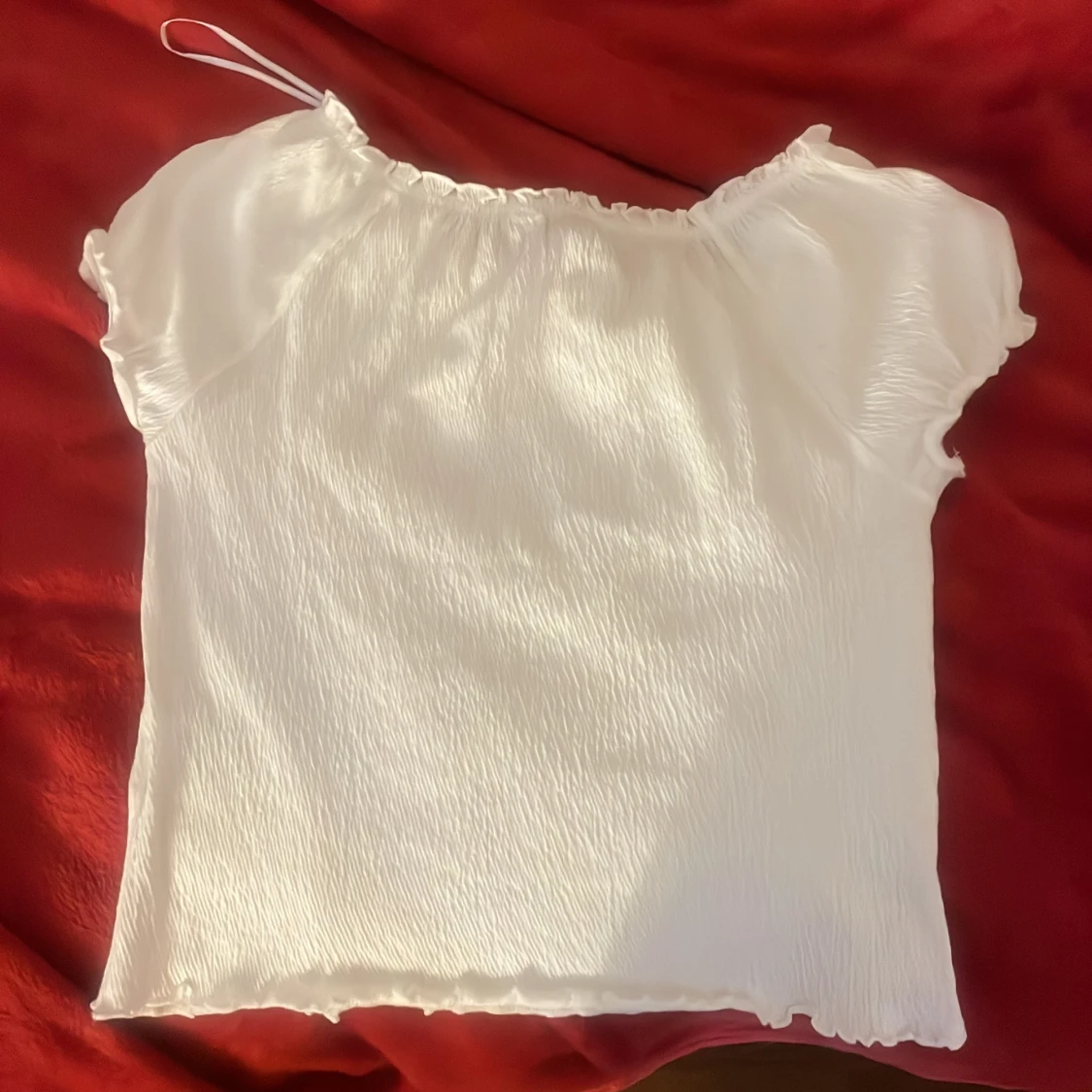 Vit blus med puffärm och volangkant - 1