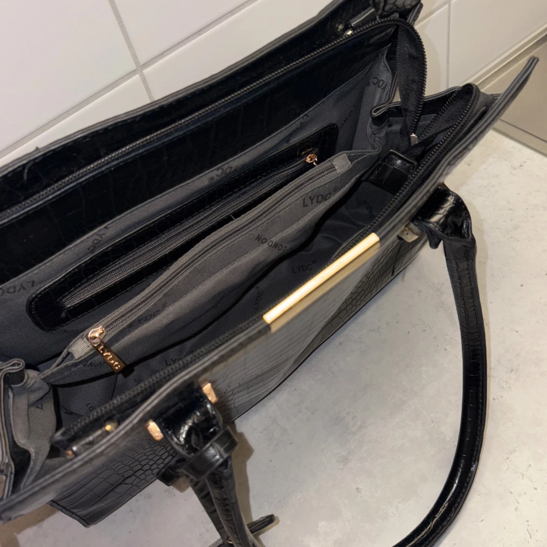 Svart handväska i croco-look från LYDC - 3