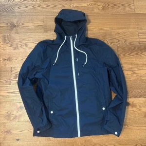 Mörkblå vindjacka från Pier One - .