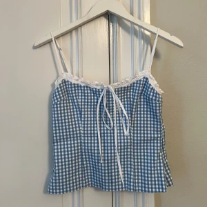 Rutig topp - Superfin rutig topp från Zara. Aldrig använd.