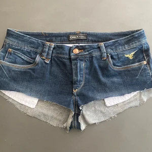 Lågmidjade jeansshorts💙 - Självklippda lågmidjade jeans shorts från only. Köpte dem på en marknad i Spanien, minns tyvärr intr priset.🥹 Det står ingen storlek men jag skulle gissat på S. Säljer dem för de är för stora för mig. 