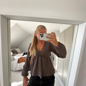 volangblus - säljer denna bruna volangblus som tyvärr aldrig kommit till användning!!💕💕💕💞💞💞