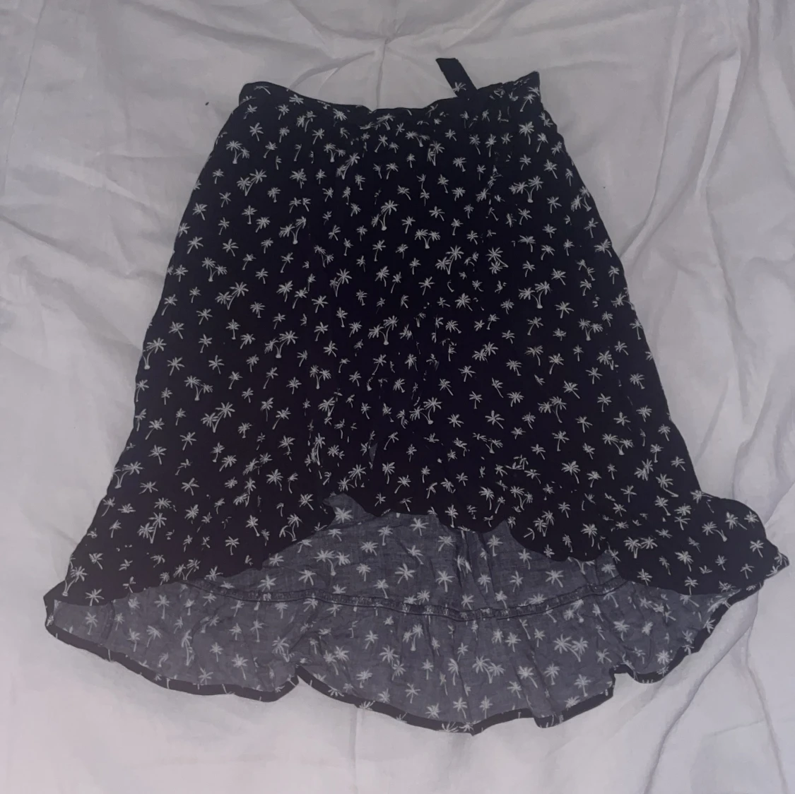 Svart kjol med palmmönster och volang