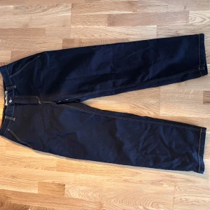 Svarta jeansbyxor från Polar Skate Co - Säljer ett par svarta jeansbyxor från Polar Skate Co i model 44 pants!. De är i mycket bra skick och har endast använts några gånger. Byxorna är svarta med gula stygn längst midjan och benen. Passform är bra och pösig. Storlek 30/32.