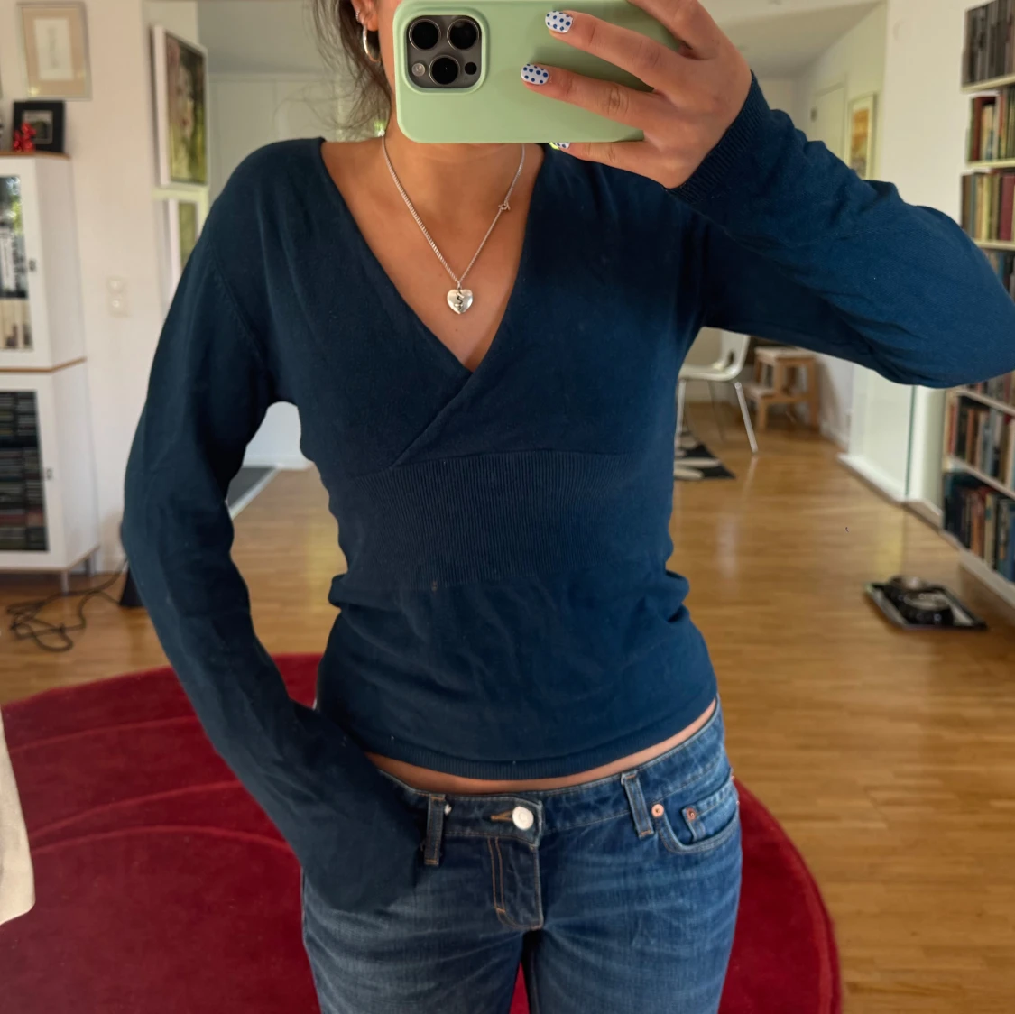 Mörkblå omlottstickad tröja - 1