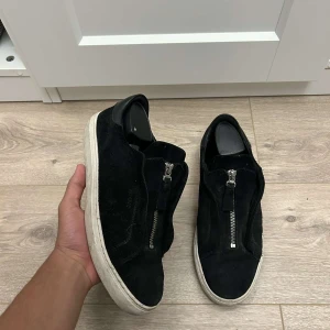 Arigato laceless zip skor - Säljer ett par Axel Arigato skor utan snören med dragkedja | Storlek: 41 | Skick: 6.5/10, ingen större defekt, bara hyfsat använda. Nypris: 2700kr, vårat är 549kr | Skriv gärna ifall du är intresserad 🙂