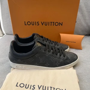 Louis Vuitton skor  - Hej! Säljer nu dessa sjukt snygga Louis Vuitton skor. Skorna är i fint skick! Har begränsat antal boxar och dustbag. Hör av dig vid frågor. 42 passar 43