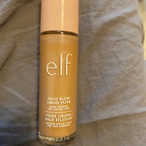 e.l.f. Halo Glow Liquid Filter Medium - Elf halo glow i shade 4. Fick den i present och endast använd 2 gånger och säljer den för att den inte var i min shade 