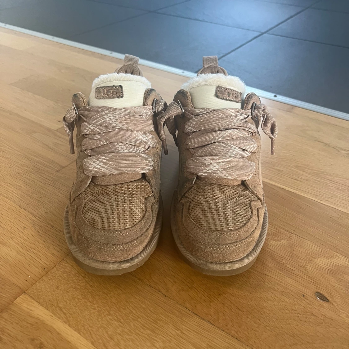Beige sneakers från UGG med foder