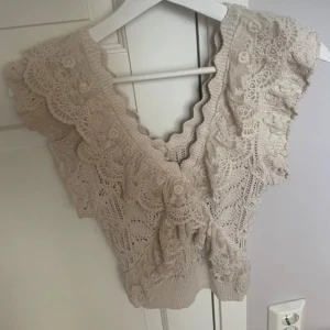 Zara topp - Supersöt beige blus med v-ringning från zara!