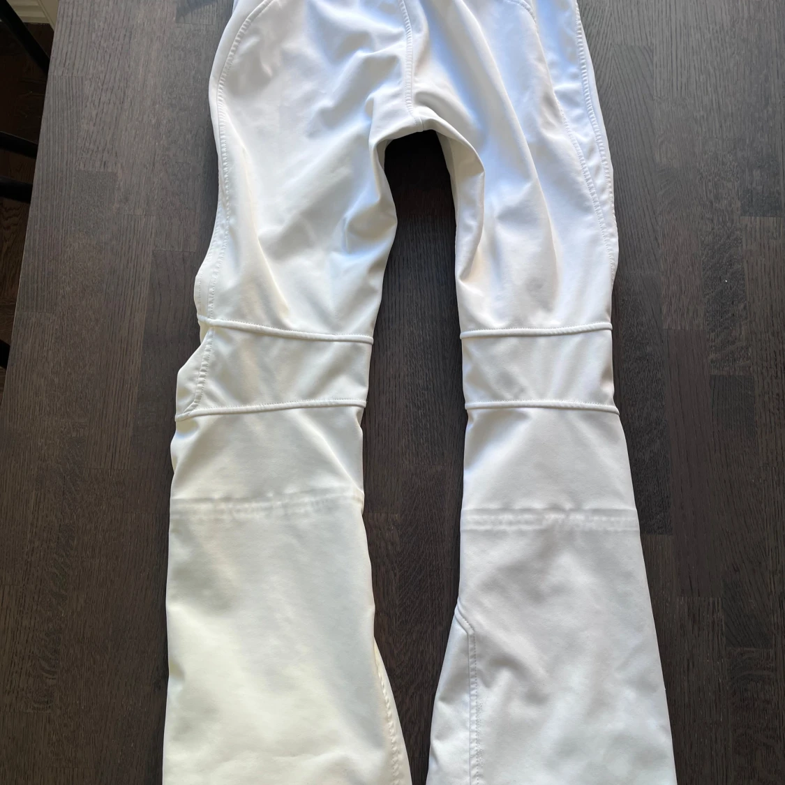 Vita täckbyxor med markerade sömmar - 2