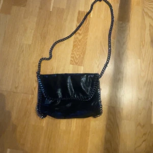 Liknade Stella McCartney väska  - Liknade Stella McCartney väska säljer för att har väldigt många väskor och behöver rensa älskar den väska väldigt mycket men någon förtjänar denna bättre💞pris går att diskutera 