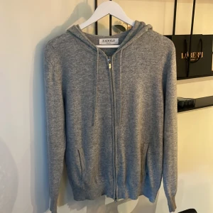 Zadolo zip hoodie - Storlek M sitter mer som S/M. Inga fläckar eller liknade. Skriv vid funderingar! 😊