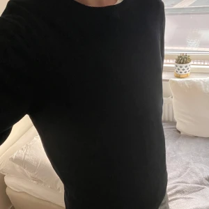 Svart tröja  - En stilren svart tröja. Tröjan har en normal passform och är perfekt för dig som gillar en enkel och clean laidback look