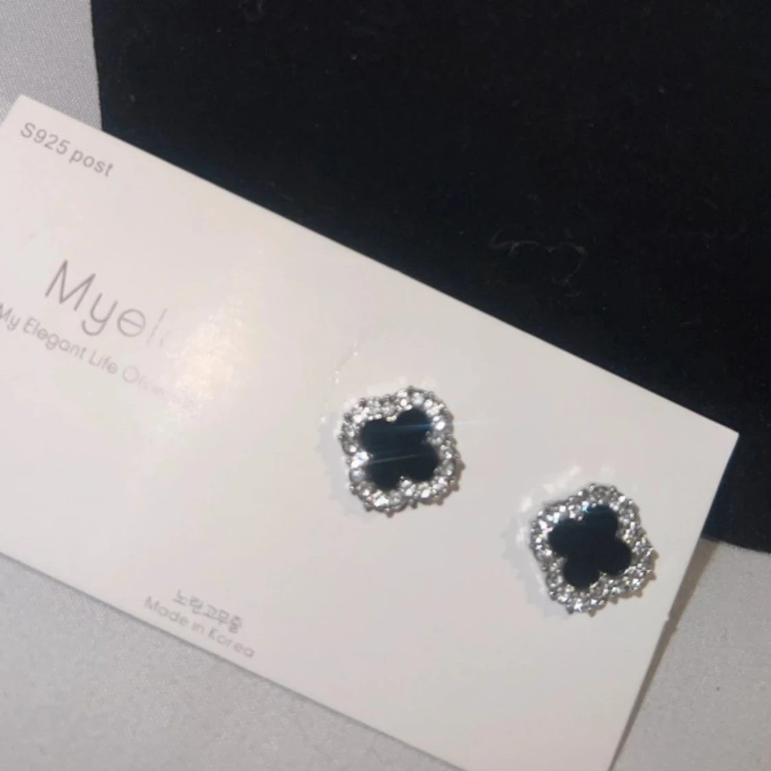 Svarta och silvriga örhängen Myeluc