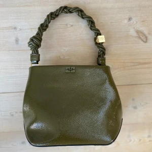 GANNI bou bucket bag olivgrön - Militär/ olivgrön handväska från GANNI med gulddetaljer. Aldrig använd. Nypris ca 4000 på hemsidan. 