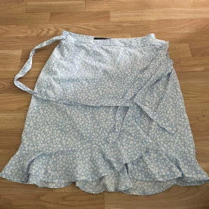 Kjol - Blommig omlott kjol från VERO MODA. Nypris 499kr. Köparen står för frakten. Pris kan diskuteras vid snabb affär.