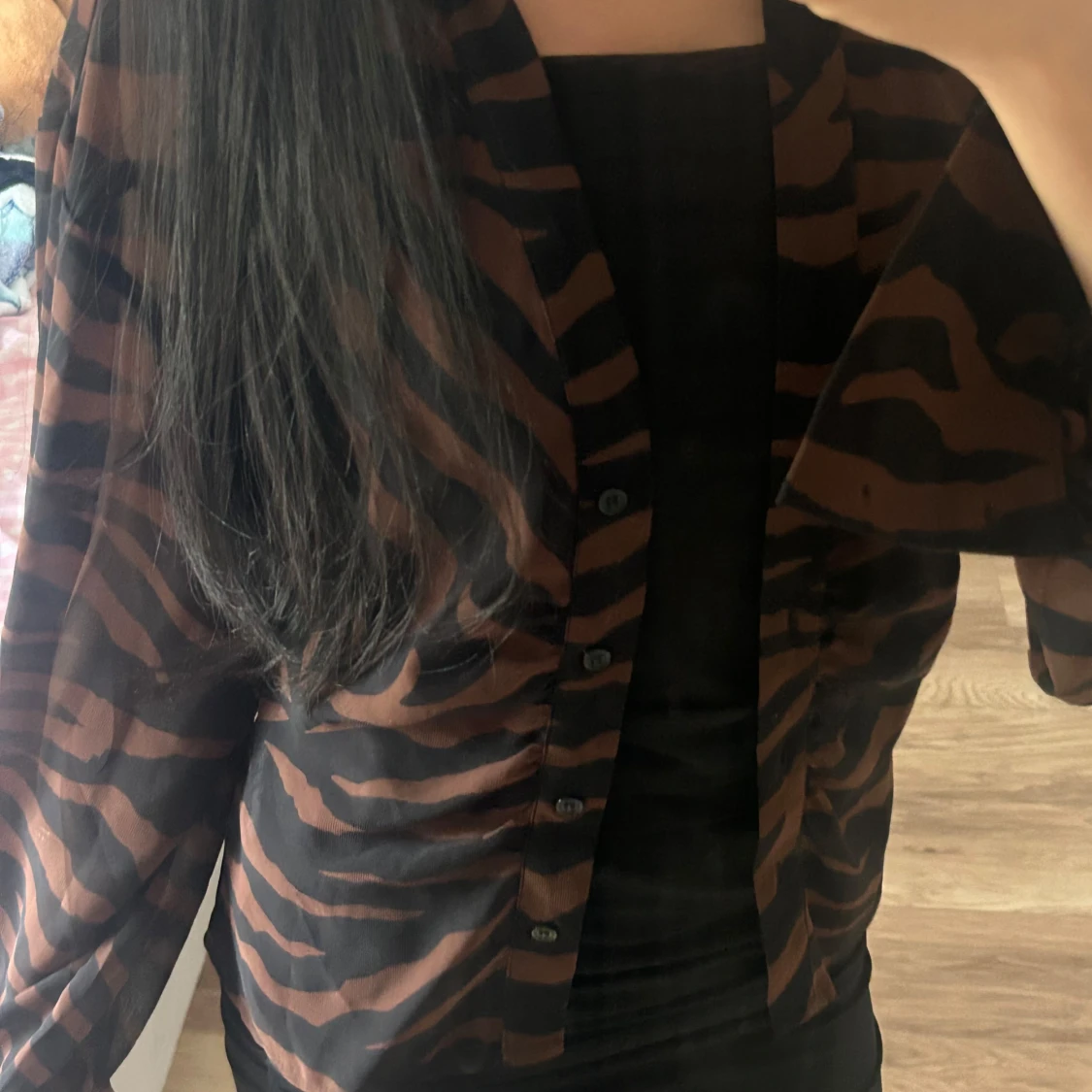 Brun och svart zebramönstrad skjorta från GinaTricot - 2